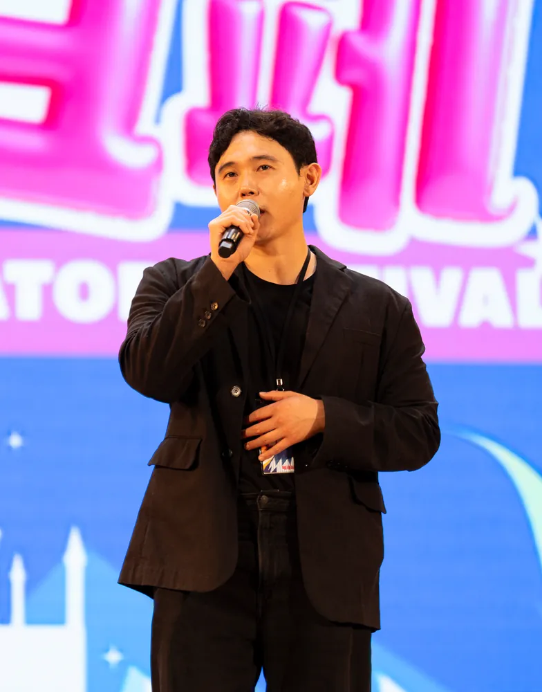 무대에서 발언하는 연사